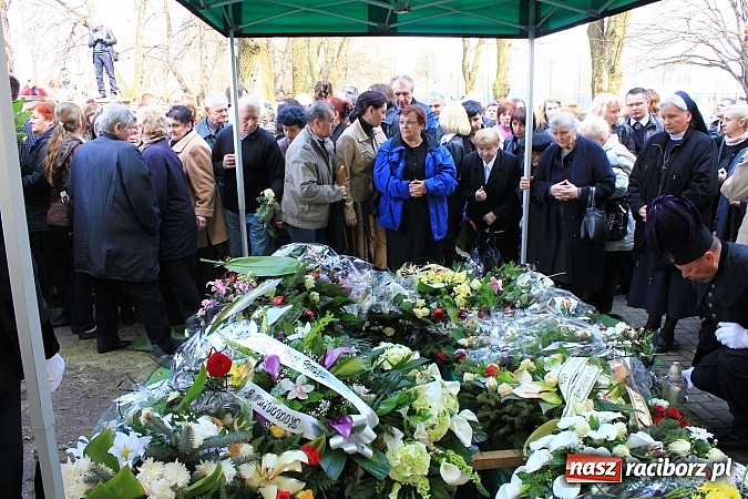 Zdjęcie w galerii na portalu naszraciborz.pl: Tłumy wiernych pożegnały dziś śp. księdza dziekana Eugeniusza Dębickiego wiadomości z regionu