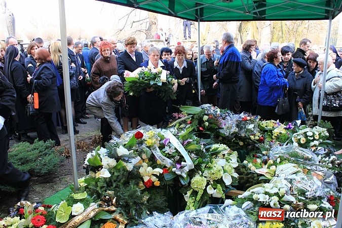 Zdjęcie w galerii na portalu naszraciborz.pl: Tłumy wiernych pożegnały dziś śp. księdza dziekana Eugeniusza Dębickiego wiadomości z regionu