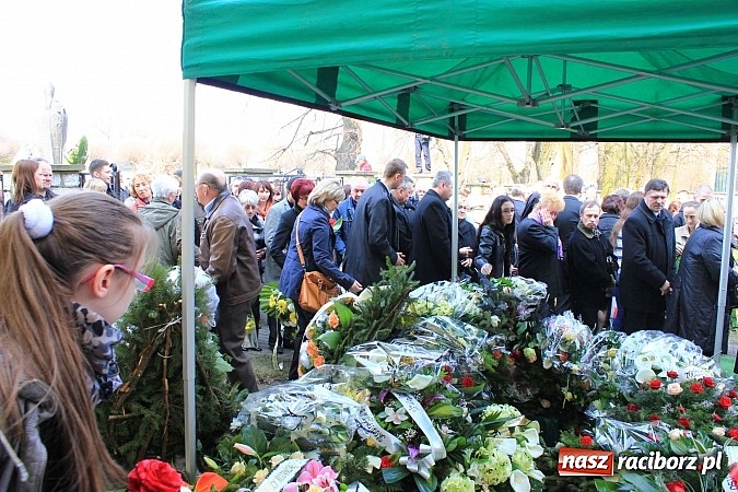 Zdjęcie w galerii na portalu naszraciborz.pl: Tłumy wiernych pożegnały dziś śp. księdza dziekana Eugeniusza Dębickiego wiadomości z regionu