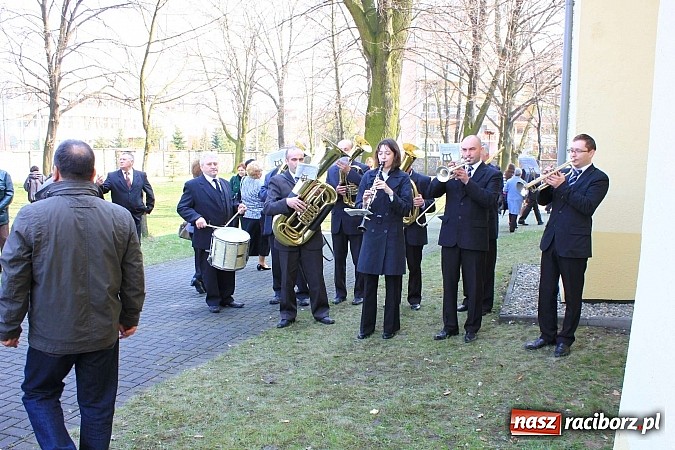 Zdjęcie w galerii na portalu naszraciborz.pl: Tłumy wiernych pożegnały dziś śp. księdza dziekana Eugeniusza Dębickiego wiadomości z regionu
