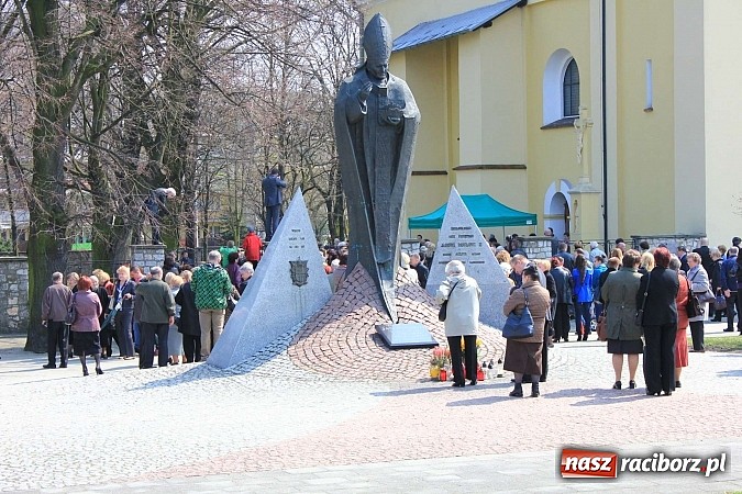 Zdjęcie w galerii na portalu naszraciborz.pl: Tłumy wiernych pożegnały dziś śp. księdza dziekana Eugeniusza Dębickiego wiadomości z regionu