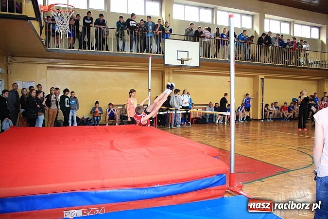 Zdjęcie w galerii na portalu naszraciborz.pl: ZSOMS: Skakali wzwyż przy muzyce wiadomości z regionu