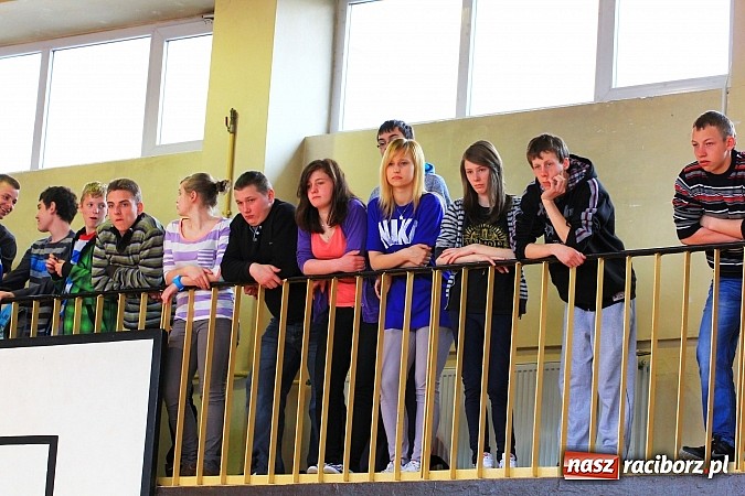 Zdjęcie w galerii na portalu naszraciborz.pl: ZSOMS: Skakali wzwyż przy muzyce wiadomości z regionu