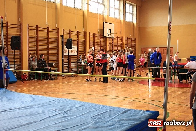 Zdjęcie w galerii na portalu naszraciborz.pl: ZSOMS: Skakali wzwyż przy muzyce wiadomości z regionu