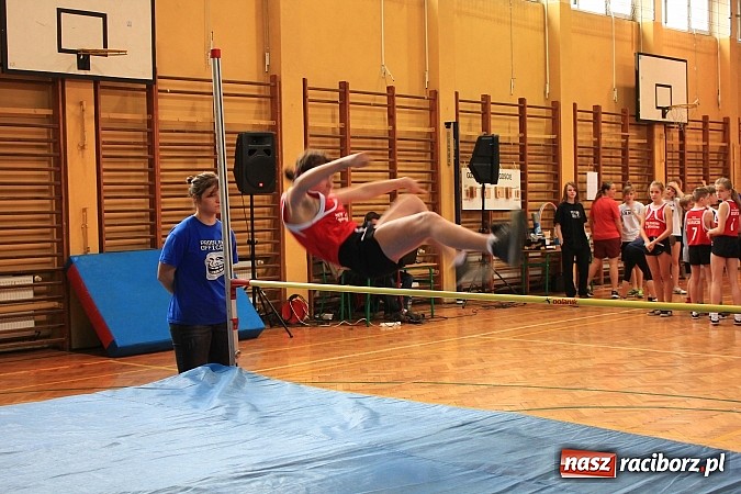 Zdjęcie w galerii na portalu naszraciborz.pl: ZSOMS: Skakali wzwyż przy muzyce wiadomości z regionu