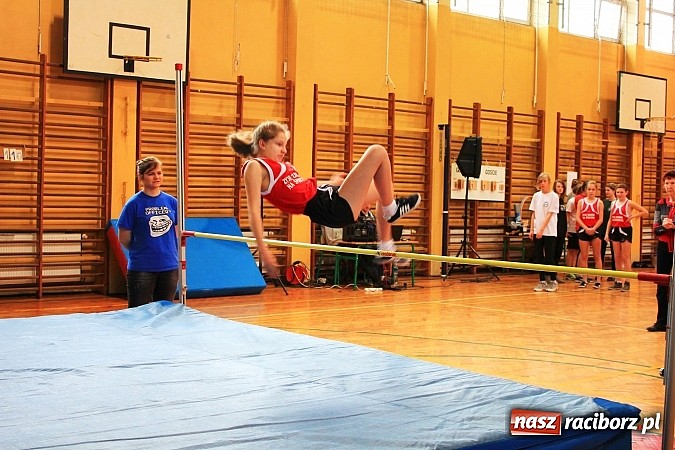 Zdjęcie w galerii na portalu naszraciborz.pl: ZSOMS: Skakali wzwyż przy muzyce wiadomości z regionu