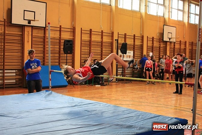 Zdjęcie w galerii na portalu naszraciborz.pl: ZSOMS: Skakali wzwyż przy muzyce wiadomości z regionu