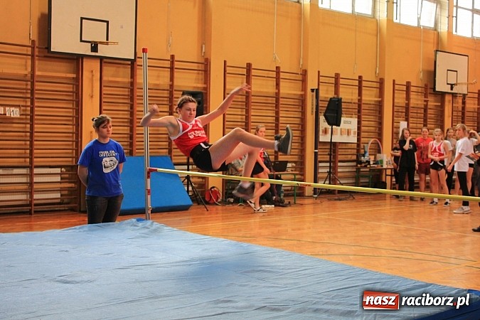 Zdjęcie w galerii na portalu naszraciborz.pl: ZSOMS: Skakali wzwyż przy muzyce wiadomości z regionu