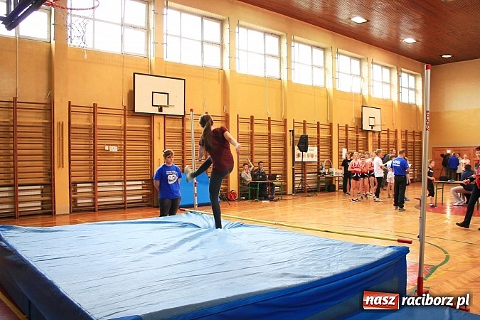 Zdjęcie w galerii na portalu naszraciborz.pl: ZSOMS: Skakali wzwyż przy muzyce wiadomości z regionu