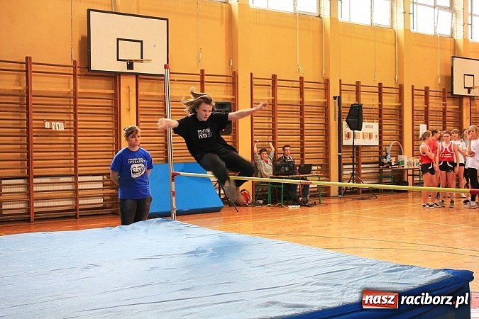 Zdjęcie w galerii na portalu naszraciborz.pl: ZSOMS: Skakali wzwyż przy muzyce wiadomości z regionu