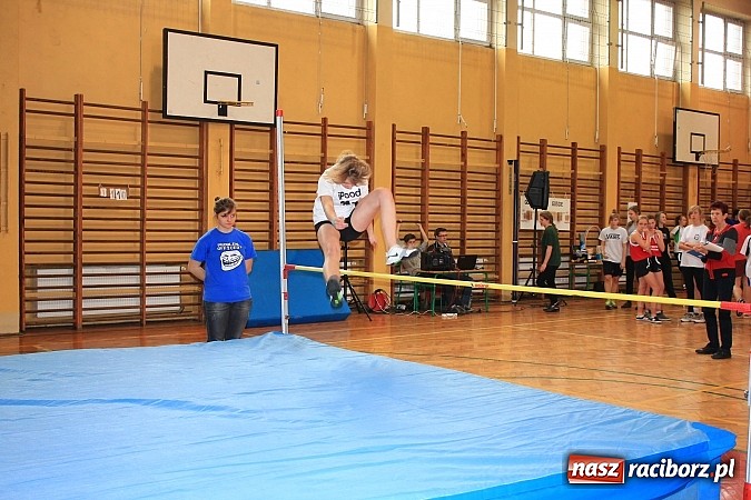 Zdjęcie w galerii na portalu naszraciborz.pl: ZSOMS: Skakali wzwyż przy muzyce wiadomości z regionu