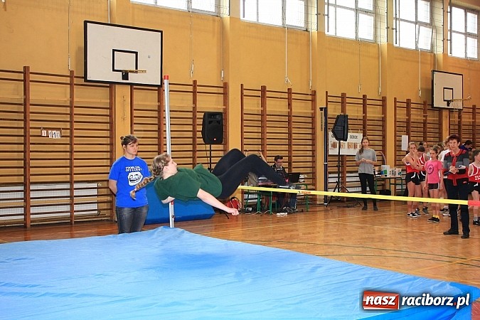 Zdjęcie w galerii na portalu naszraciborz.pl: ZSOMS: Skakali wzwyż przy muzyce wiadomości z regionu