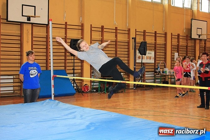 Zdjęcie w galerii na portalu naszraciborz.pl: ZSOMS: Skakali wzwyż przy muzyce wiadomości z regionu