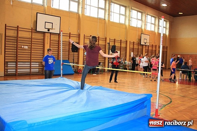 Zdjęcie w galerii na portalu naszraciborz.pl: ZSOMS: Skakali wzwyż przy muzyce wiadomości z regionu