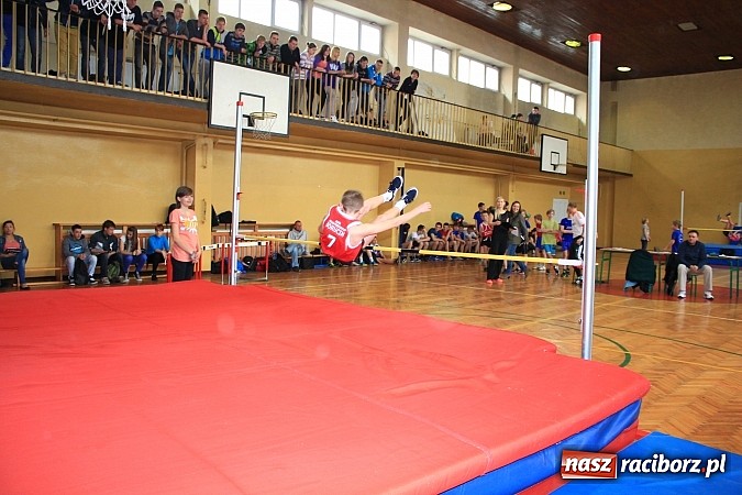 Zdjęcie w galerii na portalu naszraciborz.pl: ZSOMS: Skakali wzwyż przy muzyce wiadomości z regionu