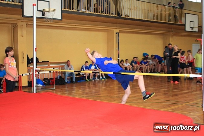 Zdjęcie w galerii na portalu naszraciborz.pl: ZSOMS: Skakali wzwyż przy muzyce wiadomości z regionu