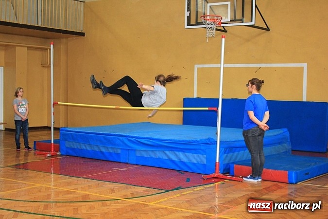 Zdjęcie w galerii na portalu naszraciborz.pl: ZSOMS: Skakali wzwyż przy muzyce wiadomości z regionu