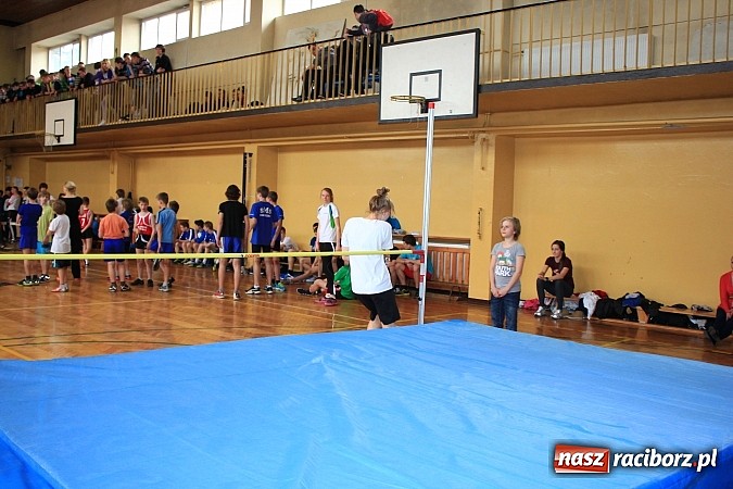 Zdjęcie w galerii na portalu naszraciborz.pl: ZSOMS: Skakali wzwyż przy muzyce wiadomości z regionu