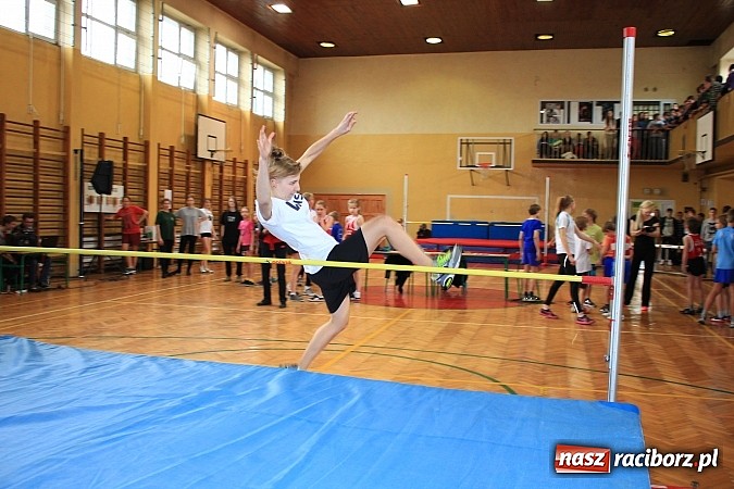 Zdjęcie w galerii na portalu naszraciborz.pl: ZSOMS: Skakali wzwyż przy muzyce wiadomości z regionu