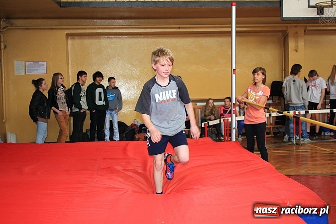 Zdjęcie w galerii na portalu naszraciborz.pl: ZSOMS: Skakali wzwyż przy muzyce wiadomości z regionu