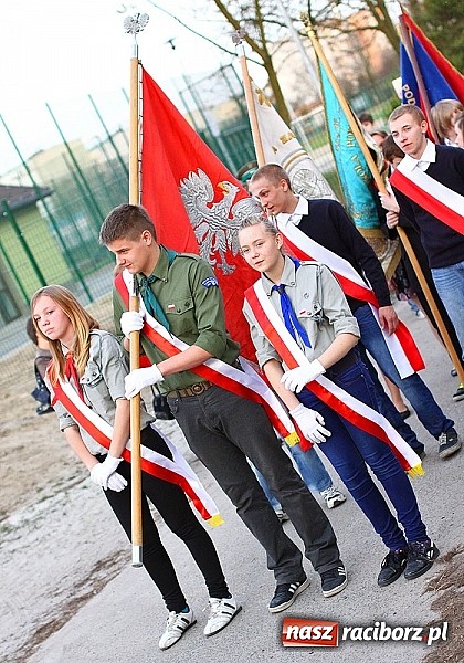 Zdjęcie w galerii na portalu naszraciborz.pl: W Kuźni oddali hołd ofiarom zbrodni katyńskiej wiadomości z regionu