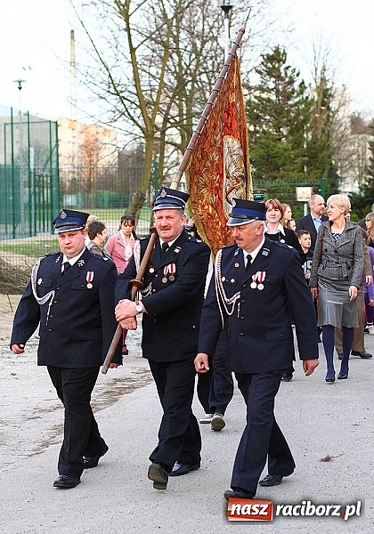 Zdjęcie w galerii na portalu naszraciborz.pl: W Kuźni oddali hołd ofiarom zbrodni katyńskiej wiadomości z regionu