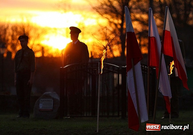 Zdjęcie w galerii na portalu naszraciborz.pl: W Kuźni oddali hołd ofiarom zbrodni katyńskiej wiadomości z regionu
