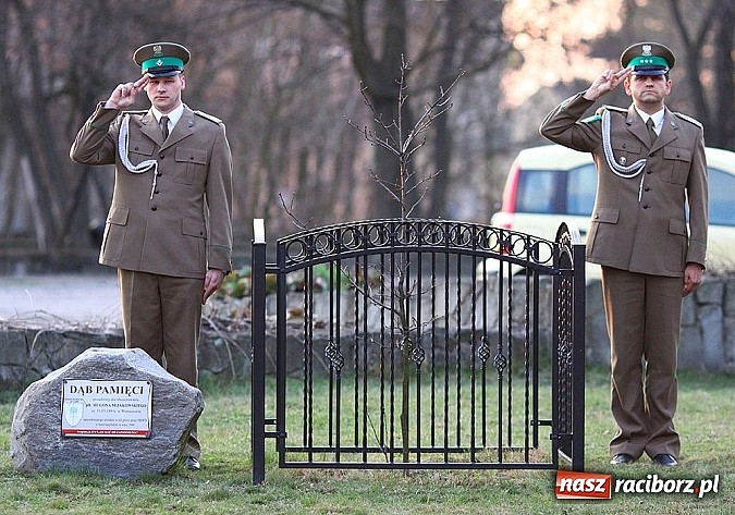 Zdjęcie w galerii na portalu naszraciborz.pl: W Kuźni oddali hołd ofiarom zbrodni katyńskiej wiadomości z regionu