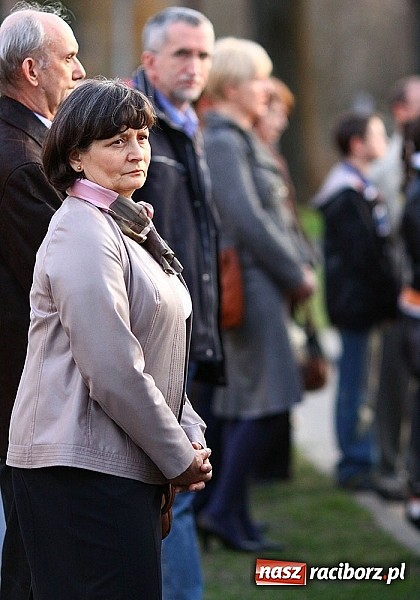 Zdjęcie w galerii na portalu naszraciborz.pl: W Kuźni oddali hołd ofiarom zbrodni katyńskiej wiadomości z regionu