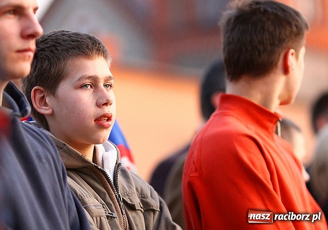 Zdjęcie w galerii na portalu naszraciborz.pl: W Kuźni oddali hołd ofiarom zbrodni katyńskiej wiadomości z regionu