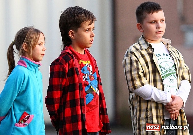 Zdjęcie w galerii na portalu naszraciborz.pl: W Kuźni oddali hołd ofiarom zbrodni katyńskiej wiadomości z regionu