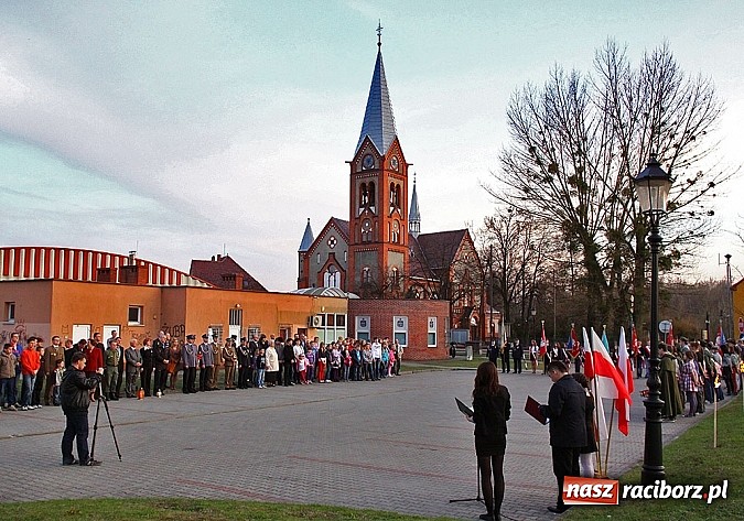 Zdjęcie w galerii na portalu naszraciborz.pl: W Kuźni oddali hołd ofiarom zbrodni katyńskiej wiadomości z regionu