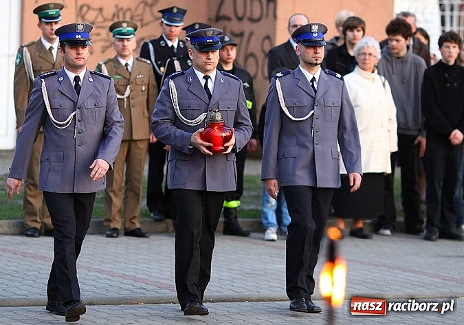 Zdjęcie w galerii na portalu naszraciborz.pl: W Kuźni oddali hołd ofiarom zbrodni katyńskiej wiadomości z regionu