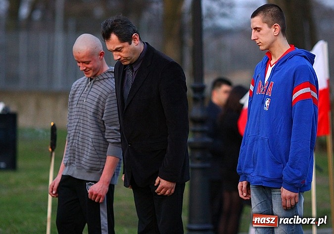 Zdjęcie w galerii na portalu naszraciborz.pl: W Kuźni oddali hołd ofiarom zbrodni katyńskiej wiadomości z regionu