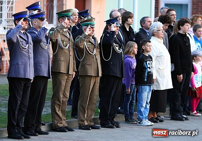 Zdjęcie w galerii na portalu naszraciborz.pl: W Kuźni oddali hołd ofiarom zbrodni katyńskiej wiadomości z regionu
