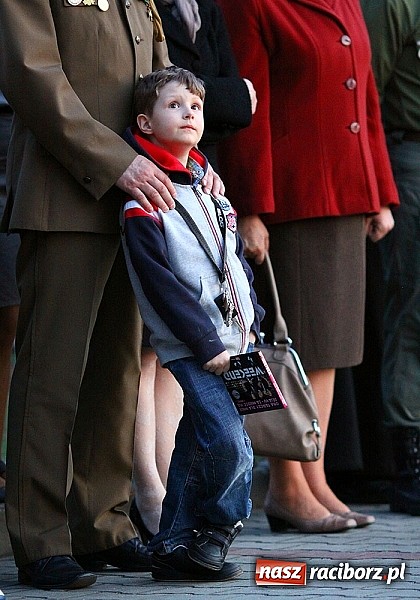 Zdjęcie w galerii na portalu naszraciborz.pl: W Kuźni oddali hołd ofiarom zbrodni katyńskiej wiadomości z regionu