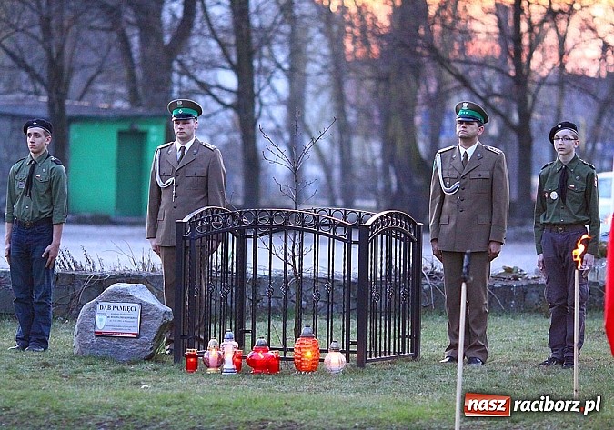 Zdjęcie w galerii na portalu naszraciborz.pl: W Kuźni oddali hołd ofiarom zbrodni katyńskiej wiadomości z regionu