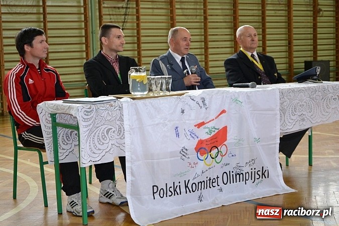 Zdjęcie w galerii na portalu naszraciborz.pl: Olimpijczycy odwiedzili Tworków wiadomości z regionu