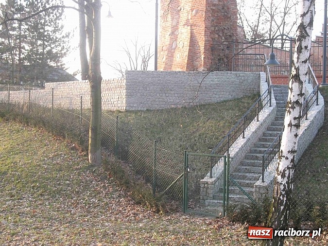 Zdjęcie w galerii na portalu naszraciborz.pl: Przed kim te zasieki? wiadomości z regionu