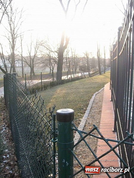 Zdjęcie w galerii na portalu naszraciborz.pl: Przed kim te zasieki? wiadomości z regionu