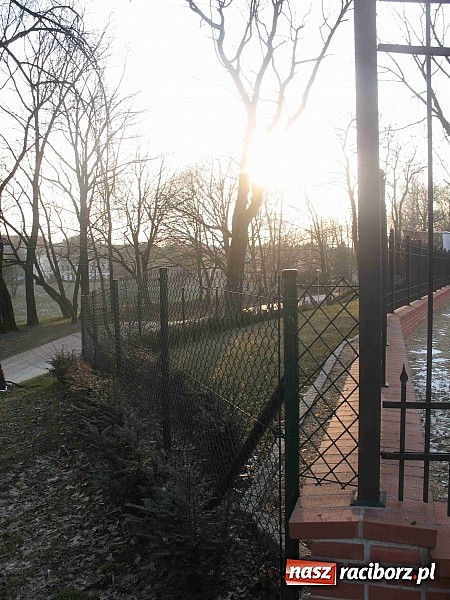 Zdjęcie w galerii na portalu naszraciborz.pl: Przed kim te zasieki? wiadomości z regionu