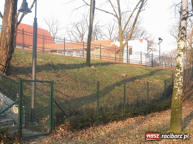 Zdjęcie w galerii na portalu naszraciborz.pl: Przed kim te zasieki? wiadomości z regionu