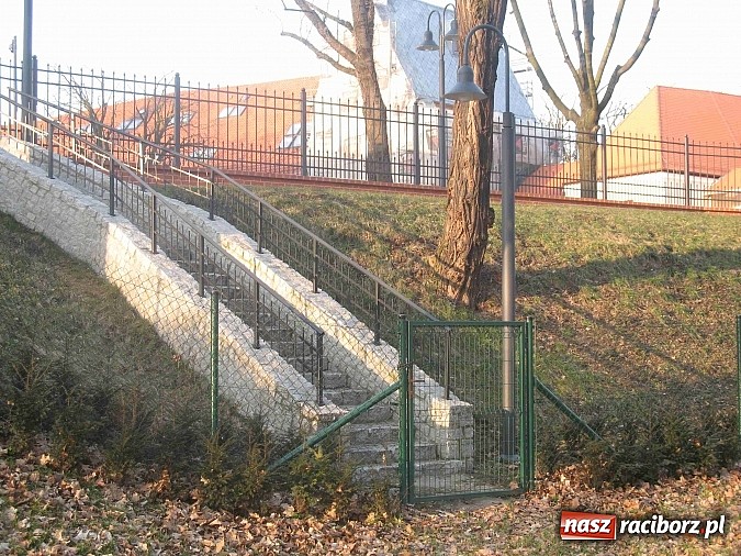 Zdjęcie w galerii na portalu naszraciborz.pl: Przed kim te zasieki? wiadomości z regionu