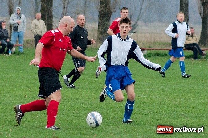 Zdjęcie w galerii na portalu naszraciborz.pl: C klasa: Mecz na szczycie dla Czernicy wiadomości z regionu