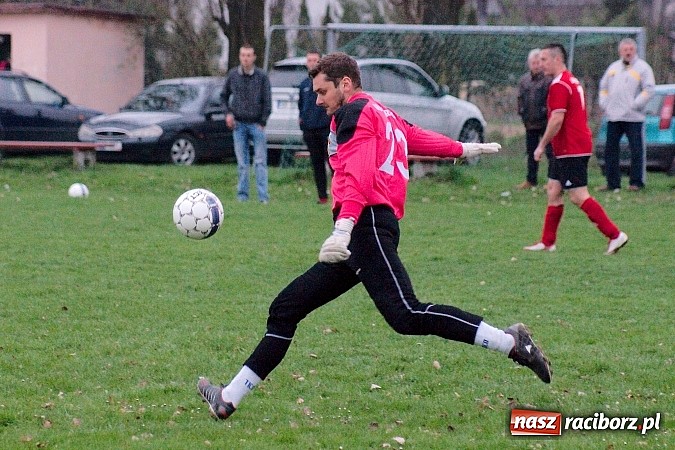 Zdjęcie w galerii na portalu naszraciborz.pl: C klasa: Mecz na szczycie dla Czernicy wiadomości z regionu