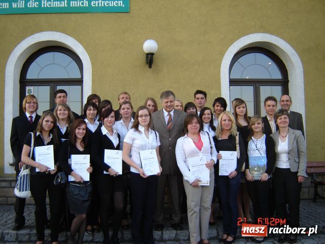 Zdjęcie w galerii na portalu naszraciborz.pl: Certyfikaty z rąk konsula wiadomości z regionu