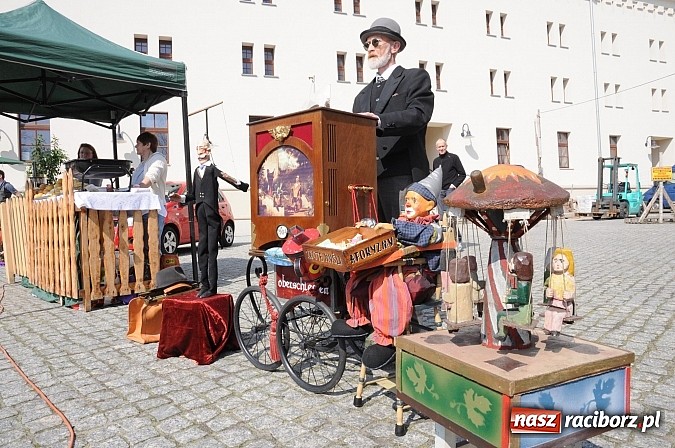 Zdjęcie w galerii na portalu naszraciborz.pl: Ruszył zamkowy jarmark kwiatów i wszelkich różności wiadomości z regionu