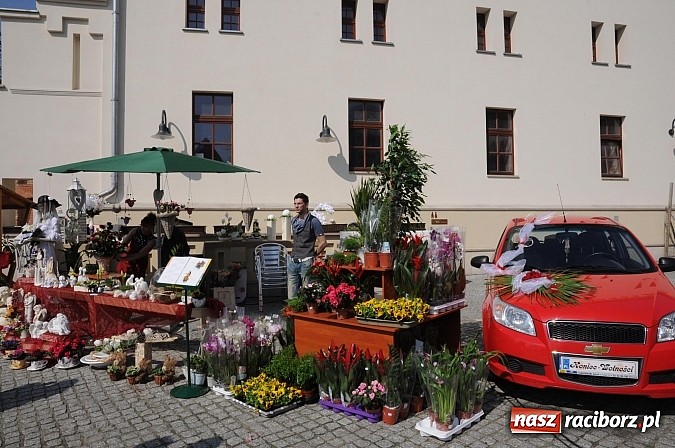 Zdjęcie w galerii na portalu naszraciborz.pl: Ruszył zamkowy jarmark kwiatów i wszelkich różności wiadomości z regionu