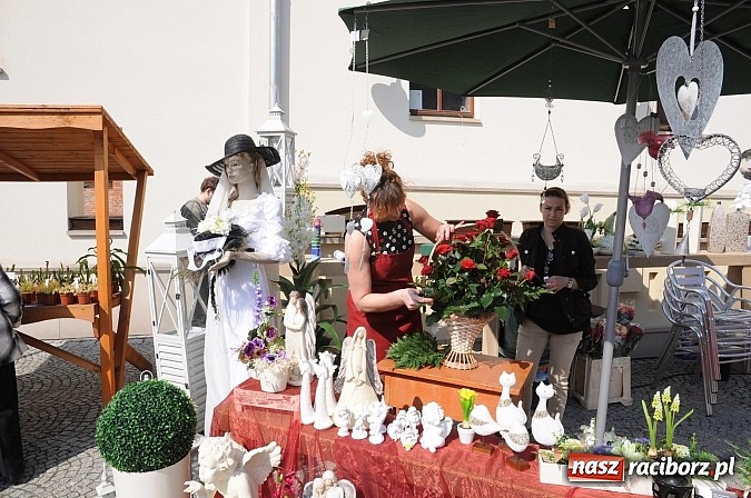 Zdjęcie w galerii na portalu naszraciborz.pl: Ruszył zamkowy jarmark kwiatów i wszelkich różności wiadomości z regionu
