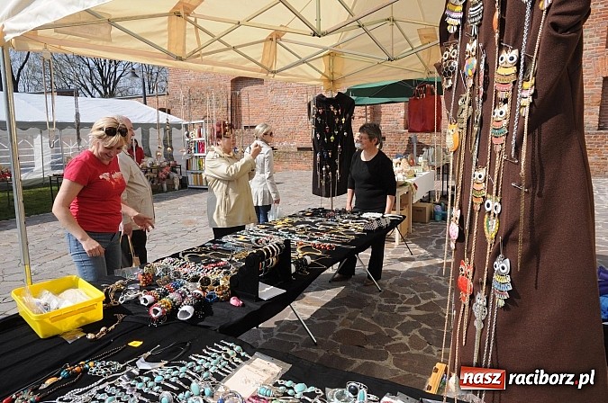 Zdjęcie w galerii na portalu naszraciborz.pl: Ruszył zamkowy jarmark kwiatów i wszelkich różności wiadomości z regionu